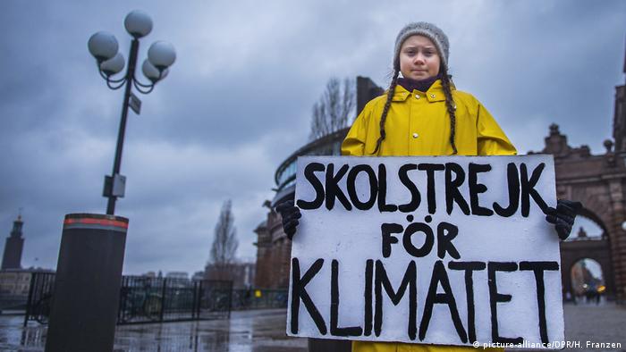 Greta Thunberg manifestando delante del Parlamento sueco, en 2018.