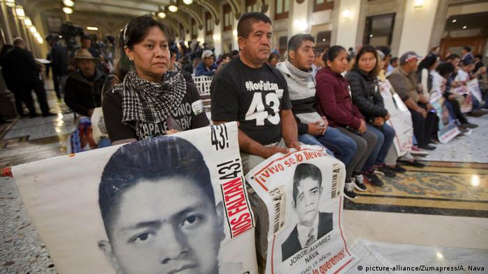  Conferencia de prensa mañanera del presidente Andrés Manuel López Obrador, con la presencia de los padres de los estudiantes desaparecidos. 