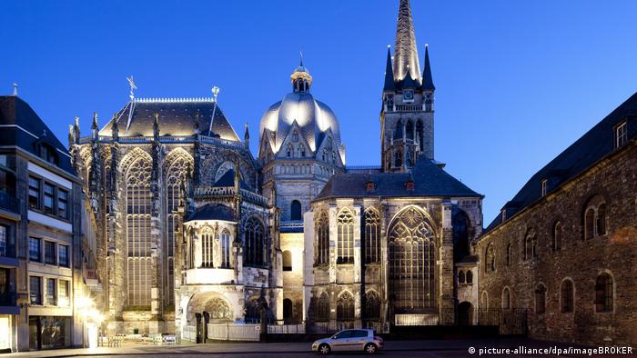 Aachen Cathedral by night (picture-alliance/dpa/imageBROKER)