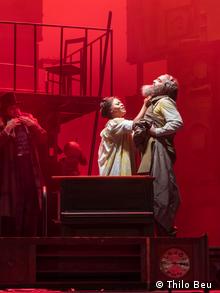 Yannick-Muriel Noah como Jenny e Mark Morouse como Marx em cena da ópera Marx in London