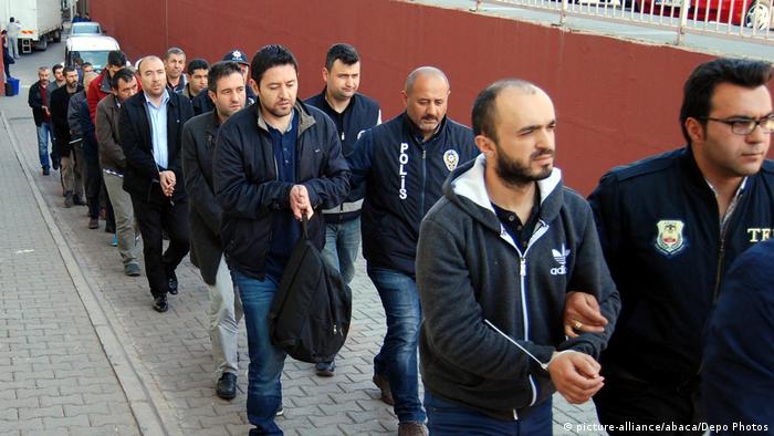 Türkei Razzia gegen Gülen-Unterstützer (picture-alliance/abaca/Depo Photos)