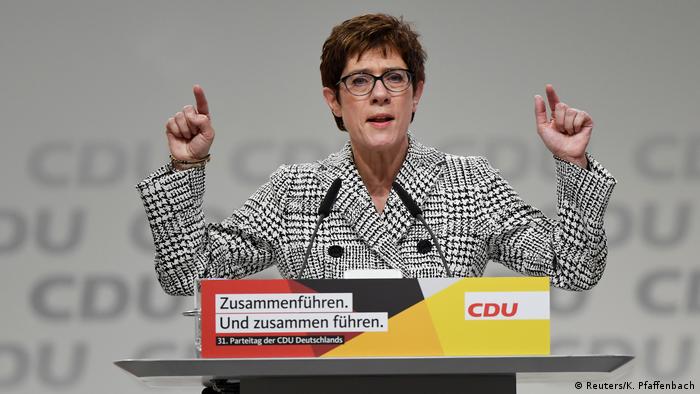 Su nombre es un trabalenguas, pero ella tiene un gran camino por delante, ya que es la nueva líder de la CDU, la Unión Cristianodemócrata de Alemania. El partido tiene que encontrar un camino moderado y con tendencias de derecha. Solo si ella lo logra, Angela Merkel podría completar su último año como canciller. 