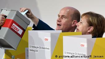 Cancelara Angela Merkel și Ralph Brinkhaus în timpul numărării voturilor exprimate în cadrul congresului CDU din decembrie 2018