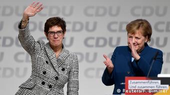 Deutschland CDU-Parteitag in Hamburg Kramp-Karrenbauer und Merkel (Reuters/F. Bimmer)
