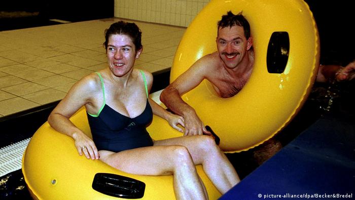 2001: АКК, министърка на спорта на Саарланд, на посещение в обществен басейн