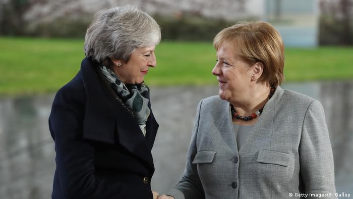 German Chancellor Angela Merkel greets British Prime Minister Theresa May upon May's arrival for talks at the Chancellery on December 11, 2018 in Berlin, Germany (Getty Images/S. Gallup)