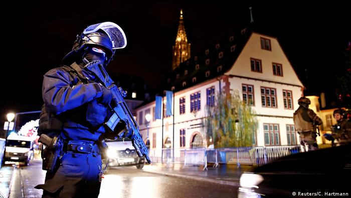 Frankreich Schießerei auf dem Weihnachtsmarkt in Straßburg (Reuters/C. Hartmann)