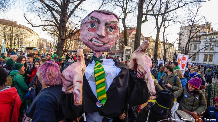 Muñeco de Bolsonaro en protesta de ambientalistas durante la COP24 en Polonia (08.12.2019)