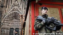 Frankreich, Straßburg: Soldaten in der Nähe des Weihnachtsmarktes
