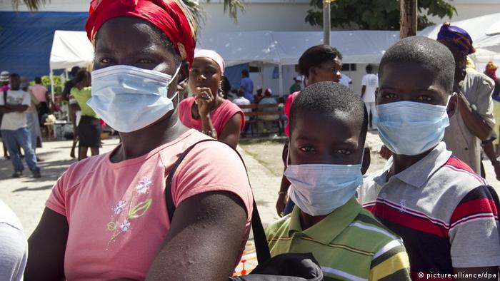 People in Haiti wearing masks (picture-alliance/dpa)
