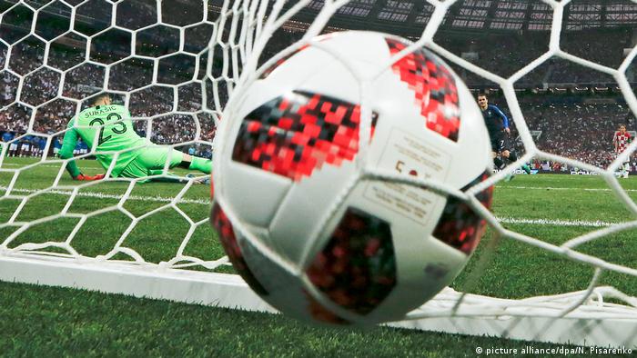 Футбольный мяч влетает в ворота в финале ЧМ-2018 на стадионе Лужники