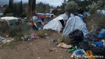 Περικυκλωμένες από σκουπίδια οι σκηνές των αιτούντων άσυλο στη Χίο