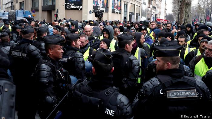 Paris'te Sarı Yelekliler ile polis karşı karşıya geldi