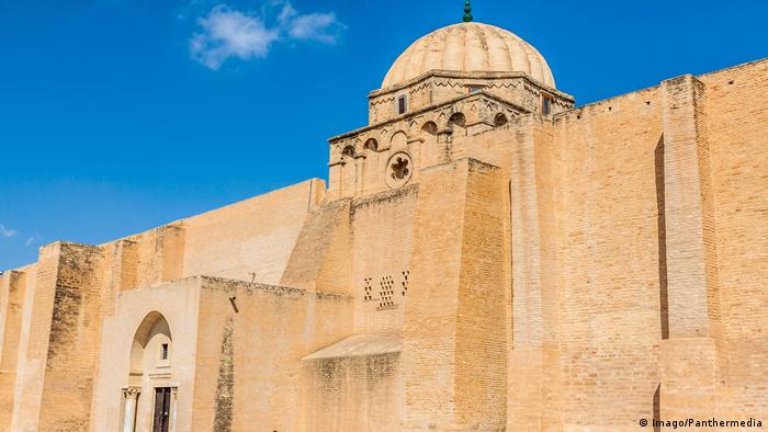 The Great Mosque of Kairouan, Tunisia, against a blue sky (Imago/Panthermedia)