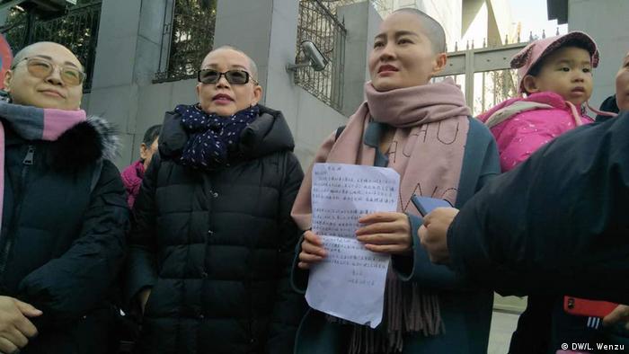 Protest China Peking Frauen rasieren sich aus Protest ihre Haare ab (DW/L. Wenzu)