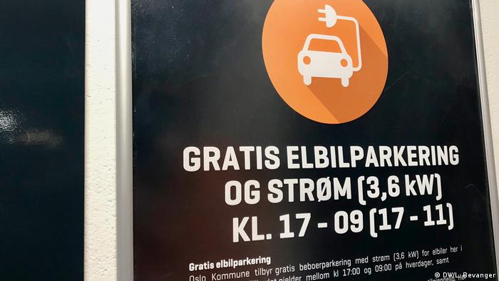 Sinal de carregamento gratuito de carros elétricos em estação pública de Oslo, Noruega