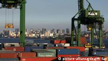 Brasilien Container im Hafen von Rio de Janeiro