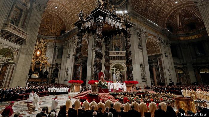 Vatikan Papst kritisiert in Christmette menschliche Gier und Konsum (Reuters/M. Rossi)