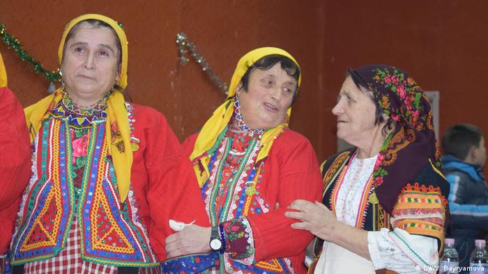 Жени от фолклорната група на с. Черничево