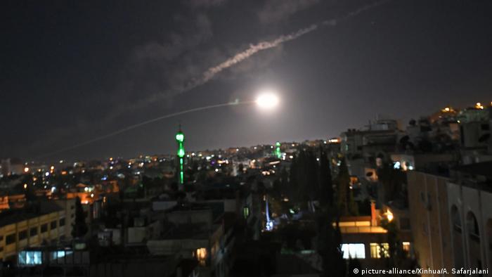 Syrien Staatsmedien: Syrische Luftabwehr reagiert auf Angriff nahe Damaskus (picture-alliance/Xinhua/A. Safarjalani)