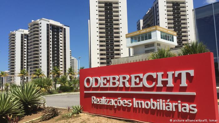 Brasilien Rio de Janeiro Schild der Baufirma Odebrecht