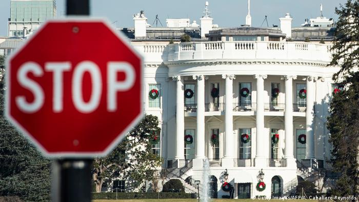 Белый дом в Вашингтоне и знак Stop