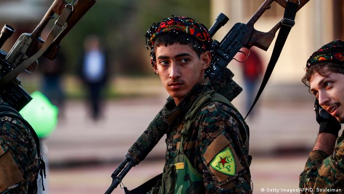 Jovens curdos armados
