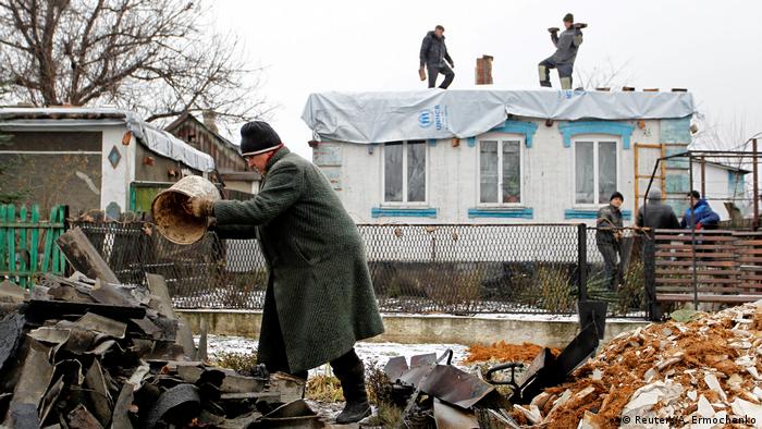 Ostukraine Donezk Aufäumarbeiten nach Artilleriebeschuss