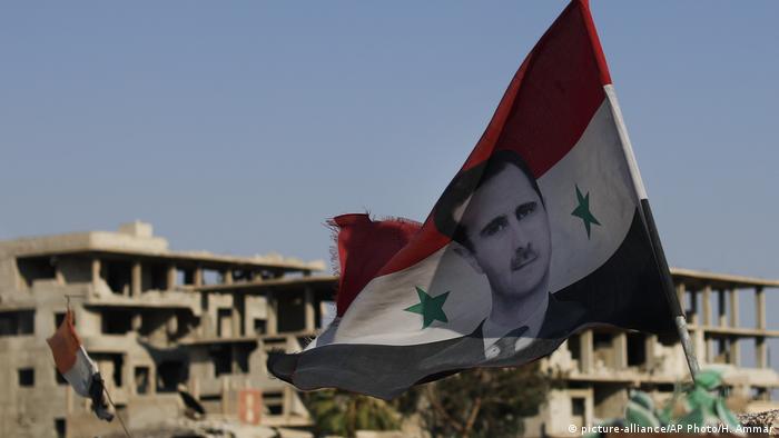 Syrische Armee Fahne Symbolbild (picture-alliance/AP Photo/H. Ammar)
