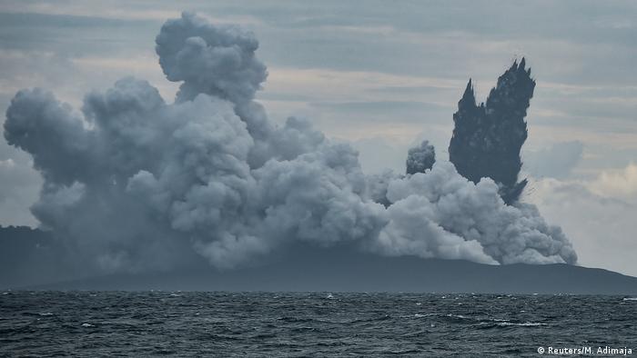 Indonesia′s Anak Krakatau volcano shrinks to quartersize after eruption  News  DW  29.12.2018