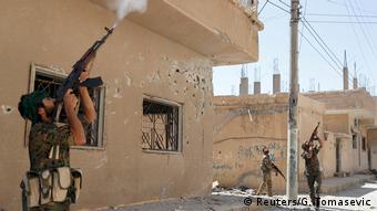 Kurdische Kämpfer schießen auf eine Drohne des IS Raqqa Rakka (Reuters/G. Tomasevic)