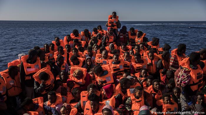 Symbolbild | Flüchtlinge im Mittelmeer (picture-alliance/dpa/AP/S. Palacios)
