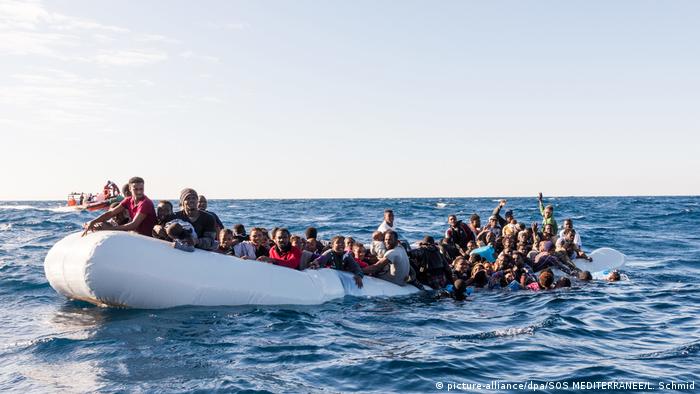 Symbolbild | Flüchtlinge im Mittelmeer (picture-alliance/dpa/SOS MEDITERRANEE/L. Schmid)