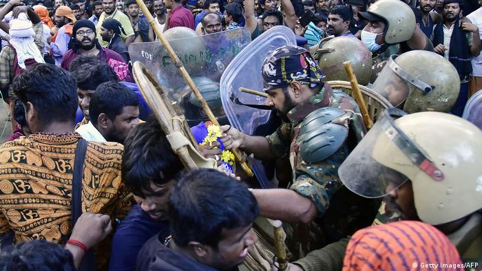 ForÃ§as de seguranÃ§a entraram em confrontos com manifestantes em Kerala, na Ãndia