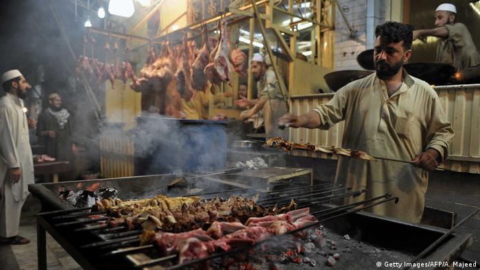 Pakistan Grillen & BBQ in Peschawar (Getty Images/AFP/A. Majeed)