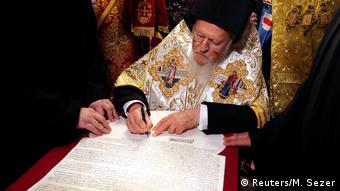 Ο Οικουμενικός Πατριάρχης Βαρθολομαίος υπογράφει τον Τόμο εκχώρησης αυτοκεφαλίας στην Ουκρανική Εκκλησία.