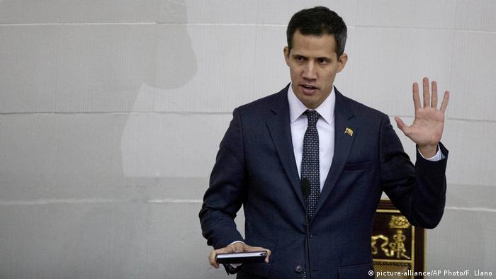 Venezuela Juan Guaido Vereidigung Parlamentspräsident (picture-alliance/AP Photo/F. Llano)