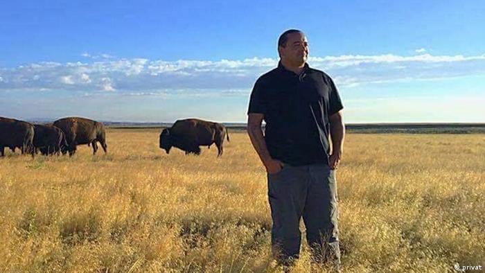 O descendente de nativos americanos Jason Baldes mantém 28 bisões-americanos na reserva indígena Wind River