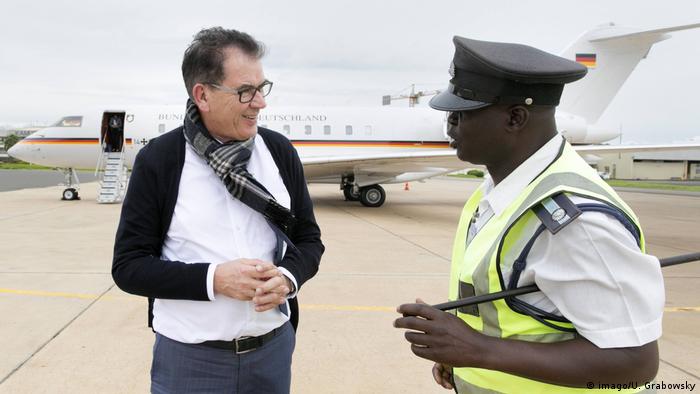 Самолет министра ФРГ сломался во время его турне по Африке