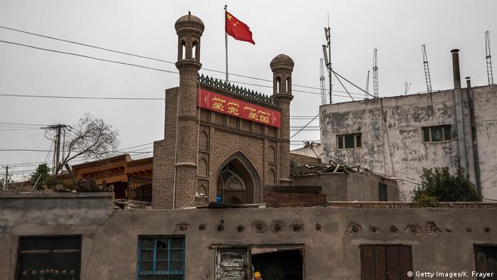 China Kaschgar Mosche chinesische Fahne (Getty Images/K. Frayer)