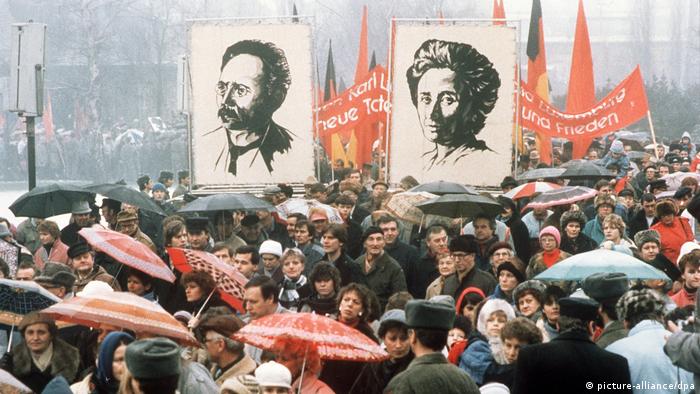 March commemorating Luxemburg and Liebknecht in East Berlin, 1988 (picture-alliance/dpa)