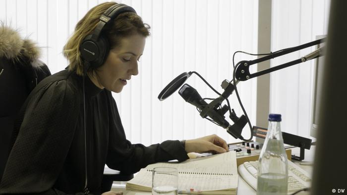  A maestrina mexicana Alondra de la Parra durante uma gravação em estúdio