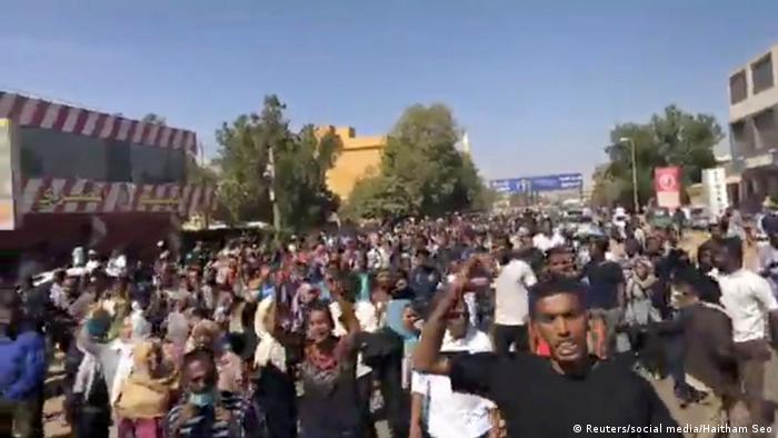 Sudan Proteste in Omdurman (Reuters/social media/Haitham Seo)
