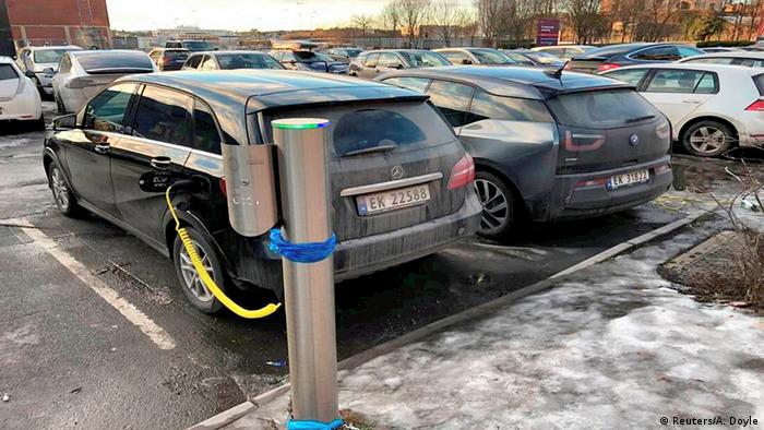 Carro elétrico sendo carregado na Noruega