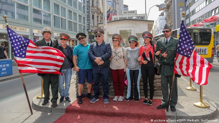 Deutschland Checkpoint Charlie Berlin | Touristen (picture-alliance/DPPI Media/A. Guillaumot)