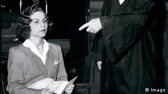 Η Στέλλα Κίμπλερ το 1957 κατά τη διάρκεια της δίκης εναντίον της.