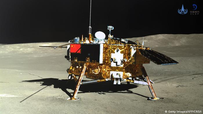  Chang'e-4 lands on the moon