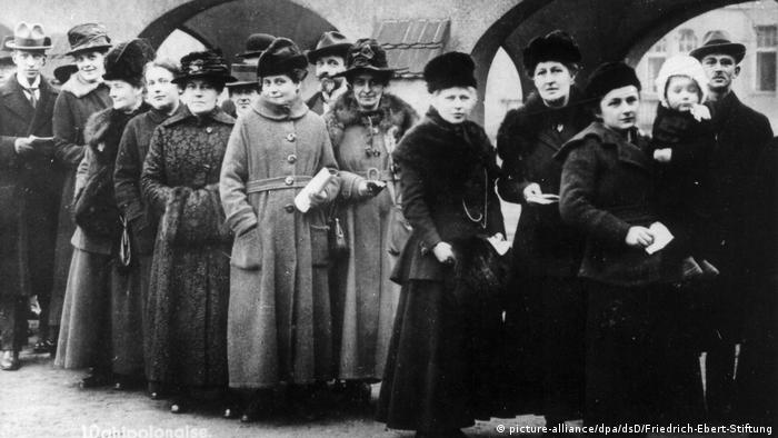Zum ersten Mal dabei: Frauen stehen am 19. Januar 1919 vor einem Wahllokal Schlange (picture-alliance/dpa/dsD/Friedrich-Ebert-Stiftung)