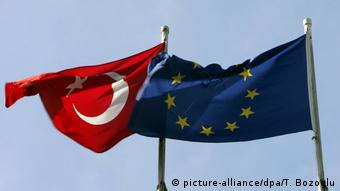Türkische und EU-Flagge in Istanbul (picture-alliance/dpa/T. Bozoglu)