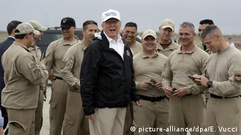 US-Präsident Trump reist an die Grenze zu Mexiko (picture-alliance/dpa/E. Vucci)